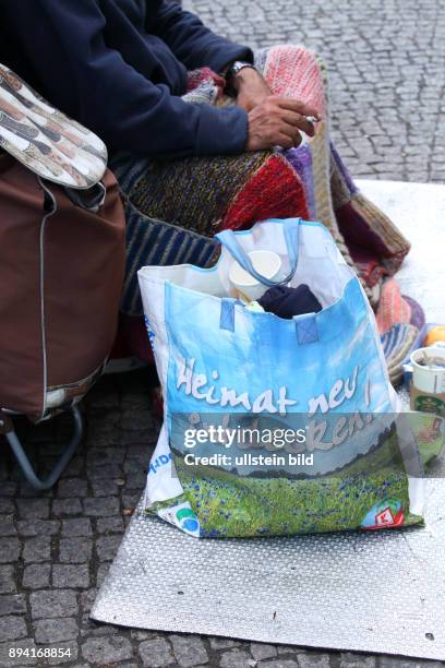 Berlin-Mitte: Obdachlosigkeit und Armut in der Hauptstadt - Immer mehr Menschen leben in Berlin ohne festen Wohnsitz auf der Straße. Bettelnder Mann...