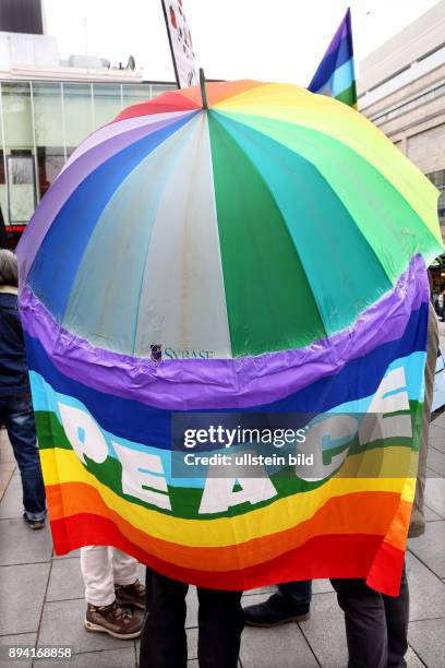 Regenbogenfahne an einem Regenschirm befestigt anlässlich der Ostermarschinitiative Mainz - Wiesbaden am Wiesbaden: Die Ostermarschinitiative Mainz -...