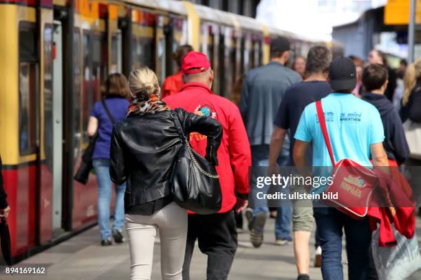 Berlin-Mitte: Rege Betriebsamkeit auf einem Bahnsteig der S-Bahn im Bahnhof Friedrichstraße.