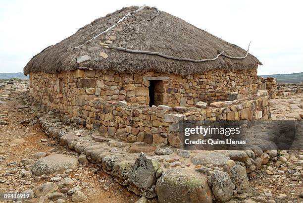 april 2006. garray, soria (castile and leon, spain). numancia, roman-celtiberian city, in ruins, attacked in 134 bc by the roman general publio cornelio escipion, after eleven months of siege. reproduction of a roman typical house. - paja stock pictures, royalty-free photos & images