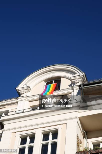 Berlin : Regenbogenfahne am an einer Hausfassade. Die Regenbogenfahne entwarf 1978 der amerikanische Künstler Gilbert Baker. Sie soll ein Symbol für...