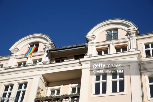 Berlin : Regenbogenfahne am an einer Hausfassade. Die Regenbogenfahne entwarf 1978 der amerikanische Künstler Gilbert Baker. Sie soll ein Symbol für...