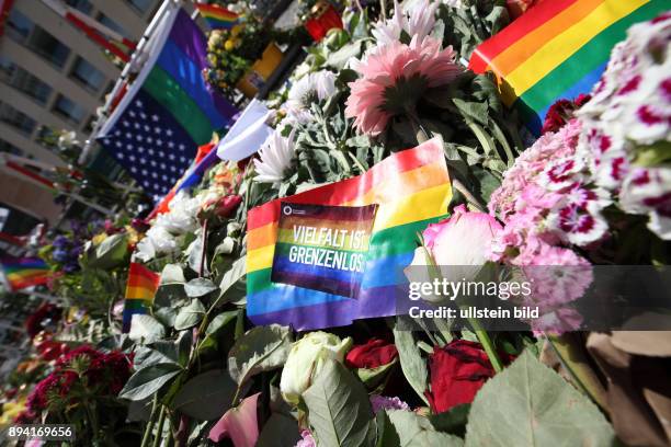 Berlin-Mitte: Gedenken an die Opfer des homophoben Terroranschlags im Nachtclub PULSE in Orlando . - Niedergelegter Blumenschmuck und Kerzen vor der...