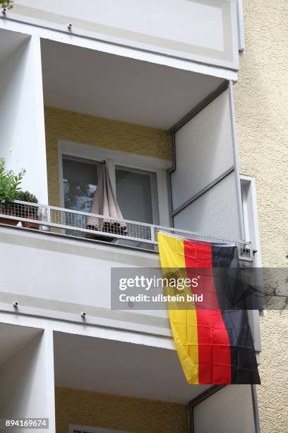 Berlin-Mitte: Fußball EM 2016 in Frankreich - Europameisterschaft - Geschmückter Balkon eines Fußballfans mit Deutschlandflagge.