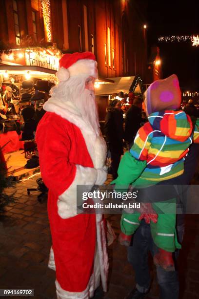 Berlin-Pankow : Lucia-Weihnachtsmarkt auf dem Gelände der Kulturbrauerei in Prenzlauer Berg. Zahlreiche Händler, Kunsthandwerker und Künstler sorgen...