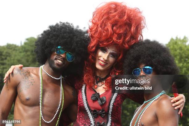 Berlin - CHRISTOPHER STREET DAY 2016 - MOTTO: DANKE FÜR NIX / THANKS FOR NOTHING Mal zog die bunte CSD-Parade durch die Hauptstadt. Gestartet wurde...