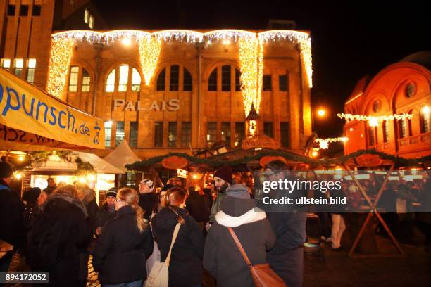 Berlin-Pankow : Lucia-Weihnachtsmarkt auf dem Gelände der Kulturbrauerei in Prenzlauer Berg. Zahlreiche Händler, Kunsthandwerker und Künstler sorgen...