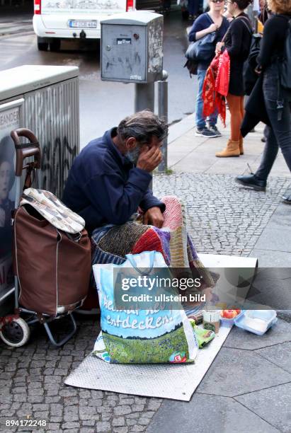 Berlin-Mitte: Obdachlosigkeit und Armut in der Hauptstadt - Immer mehr Menschen leben in Berlin ohne festen Wohnsitz auf der Straße. Bettelnder Mann...