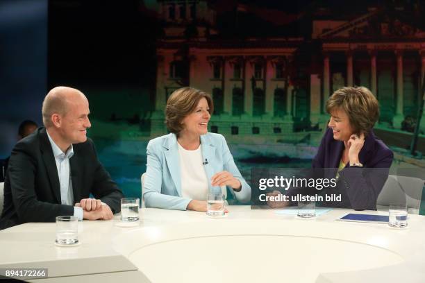 Ralph Brinkhaus mit Malu Dreyer in der ZDF-Talkshow maybrit illner am in Berlin Thema der Sendung: Abstiegsangst im reichen Land - Warum wächst die...