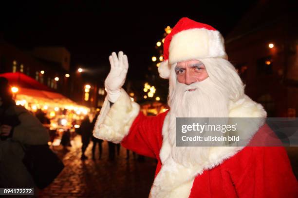 Berlin-Pankow : Lucia-Weihnachtsmarkt auf dem Gelände der Kulturbrauerei in Prenzlauer Berg. Zahlreiche Händler, Kunsthandwerker und Künstler sorgen...