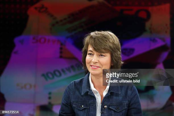 Maybrit Illner in ihrer ZDF-Talkshow maybrit illner am in Berlin Thema der Sendung: Gier statt Reue - Kommt die Banken-Krise zurück?