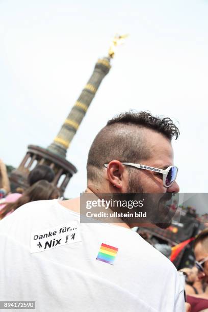 Berlin - CHRISTOPHER STREET DAY 2016 - MOTTO: DANKE FÜR NIX / THANKS FOR NOTHING Mal zog die bunte CSD-Parade durch die Hauptstadt. Gestartet wurde...