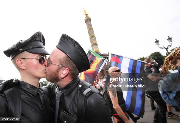 Berlin - CHRISTOPHER STREET DAY 2016 - MOTTO: DANKE FÜR NIX / THANKS FOR NOTHING Mal zog die bunte CSD-Parade durch die Hauptstadt. Gestartet wurde...