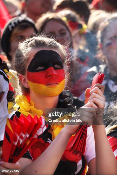 Berlin-Mitte: Fußball UEFA EM 2016 in Frankreich - Fanfest auf der Straße des 17. Juni vor dem Brandenburger Tor - Fans in den Farben...