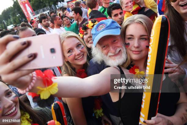 Berlin-Mitte: Fußball UEFA EM 2016 in Frankreich - Fanfest auf der Straße des 17. Juni vor dem Brandenburger Tor - Fans in den Farben...