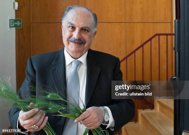 Berlin, , Portrait Mahmoud Solh im Auditorium Friedrichstrasse, hier mit syrischem Weizen , Mahmoud Solh - Der Generaldirektor des International...