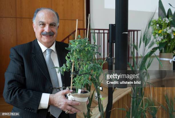 Berlin, , Portrait Mahmoud Solh im Auditorium Friedrichstrasse, hier mit syrischer Kichererbse Mahmoud Solh - Der Generaldirektor des International...