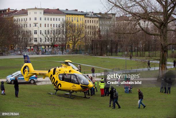 Berlin, , ADAC Hubschrauber mit einem Notarzt nach der Landung im Görlitzer Park