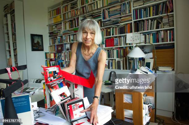 Berlin, , Gundel Mattenklott, die Professorin für Musisch-Ästhetische Erziehung an der Universität der Künste in Berlin in ihrer Wohnung umgeben von...