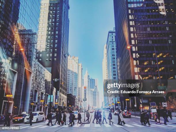 chicago's busy downtown - verkehrsweg für fußgänger stock-fotos und bilder