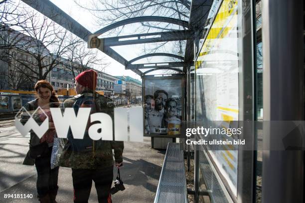 Berlin, , BVG-Wartehäuschen für eine Bushaltestelle der Wall AG in der Strasse Unter den Linden