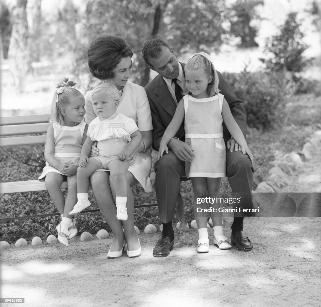 Zarzuela Palace, Madrid. 1969. The princes of Spain, Juan Carlos and Sofia with their chindrens Elena, Cristina and Felipe.