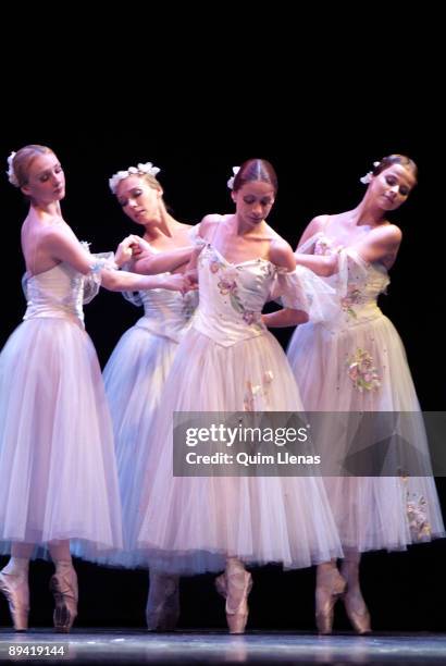 July 04, 2006. Madrid . Dress rehearsal of 'Paso a cuatro' a choreographic by the San Petersburgo Ballet in the Gran Via theater.