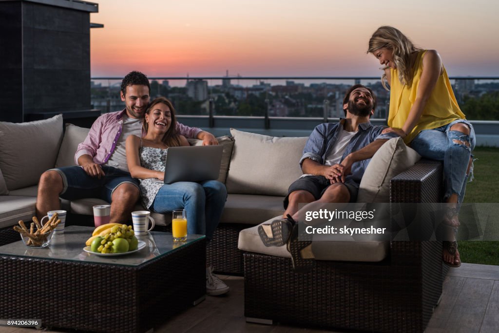 Dos Parejas Felizes Descanso En El Sofá En La Terraza Del Ático Foto de stock - Getty Images Dos Parejas Felizes Descanso En El Sofá En La Terraza Del Ático Foto de stock - Getty Images