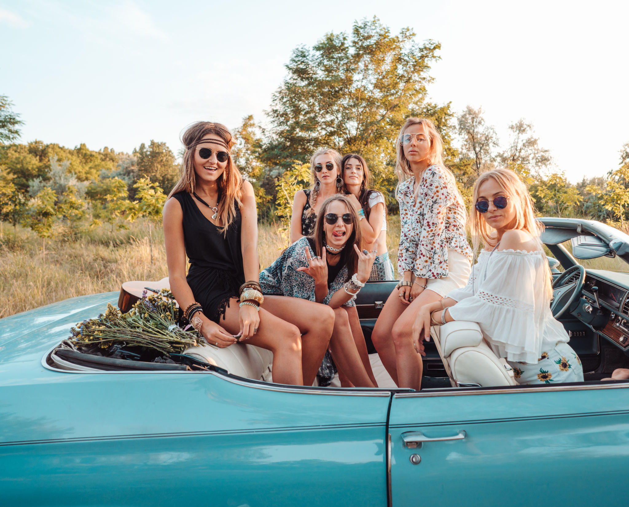 Six girls have fun in the countryside Six girls have fun in the countryside
