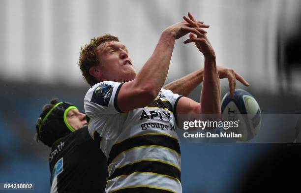 Thomas Jolmes of La Rochelle and James Gaskell of Wasps battle for lineout ball during the European Rugby Champions Cup match between Wasps and La...