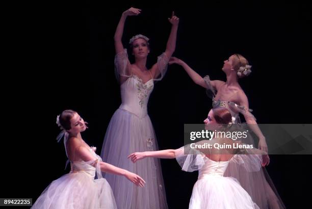 July 04, 2006. Madrid . Dress rehearsal of 'Paso a cuatro' a choreographic by the San Petersburgo Ballet in the Gran Via theater.