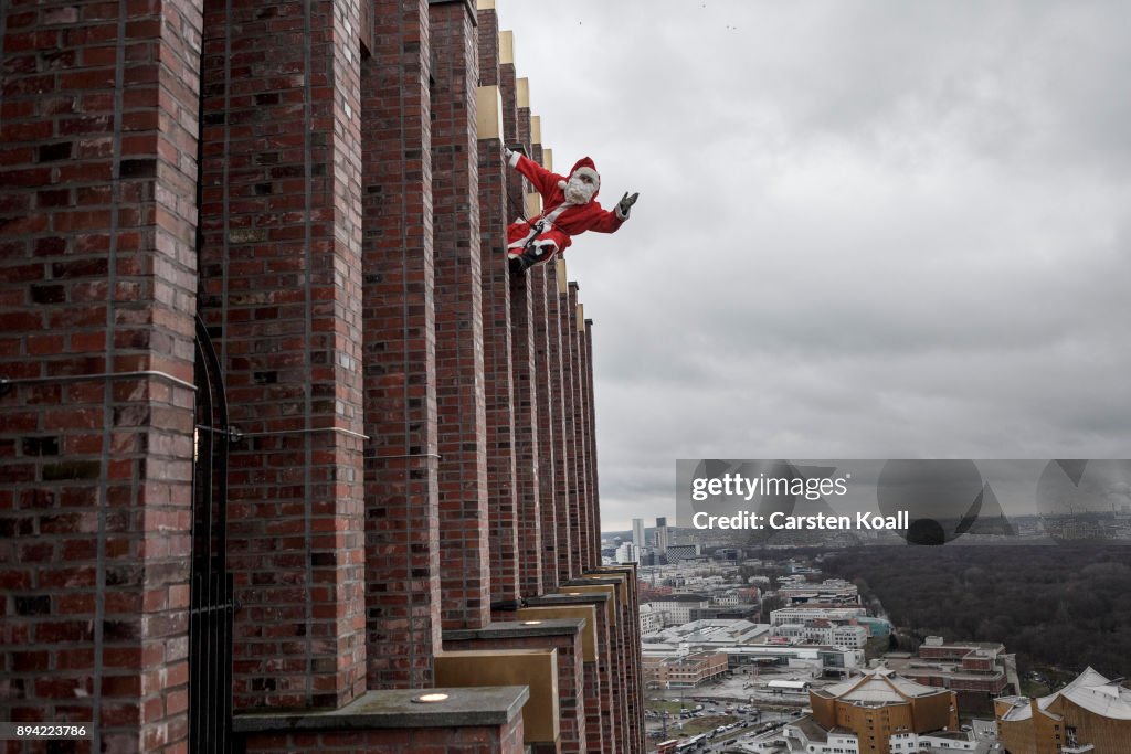 Santa Claus Lands On Kollhoff Tower