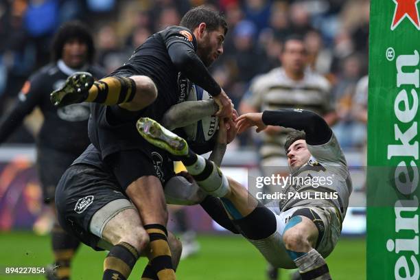 La Rochelle's South African centre Paul Jordaan vies with Wasps' South African full-back Willie Le Roux during the European Rugby Champions Cup pool...