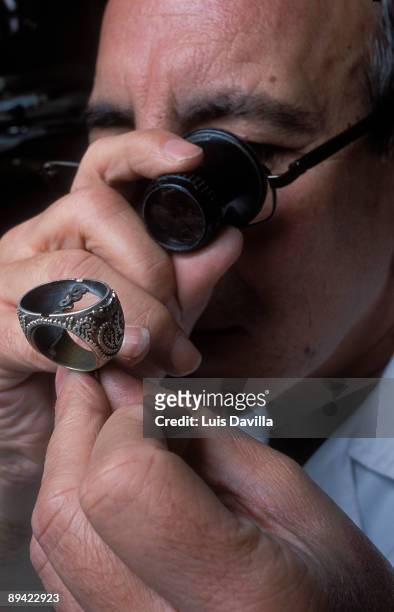 "Carrera y carrera", workshop. In the image, using Loupe to Inspect a ring.