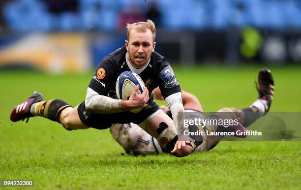 Dan Robson of Wasps is tackled by Victor Vito of La Rochelle during the European Rugby Champions Cup match between Wasps and La Rochelle at Ricoh...