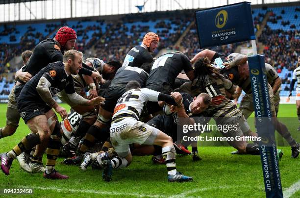 Tom Cruse of Wasps dives over the line to score a try during the European Rugby Champions Cup match between Wasps and La Rochelle at Ricoh Arena on...