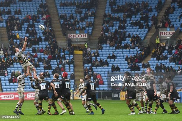 La Rochelle's Dutch flanker Zeno Kieft catches the ball in the line-out during the European Rugby Champions Cup pool 1 rugby union match between...