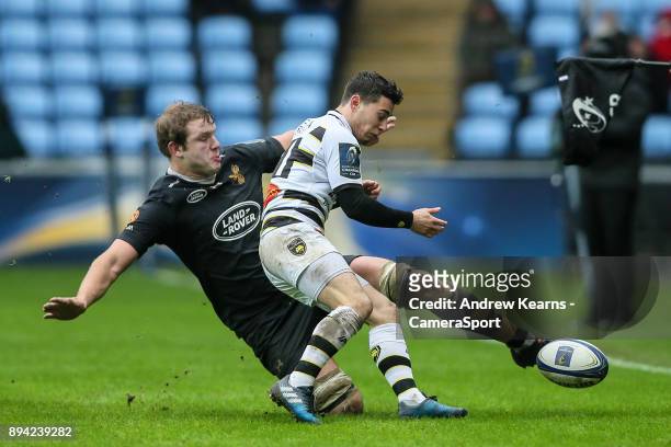 Wasps' Joe Launchbury beats La Rochelle's Jean Victor Goillot to the ball with his foot during the European Rugby Champions Cup match between Wasps...