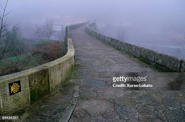 'the way of saint james': the pilgrimage route round costa da morte, galicia (spain). ponte maceira bridge. - サンチャゴ巡礼の道 ストックフォトと画像