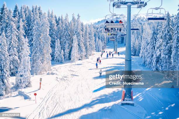 skigebied kopaonik, servië. - skigebied stockfoto's en -beelden