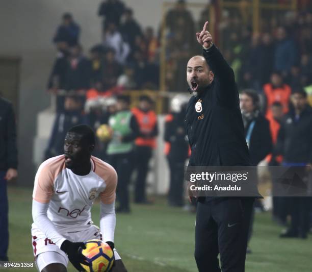 Head coach Igor Tudor of Galatasaray gives tactics to his players during a Turkish Super Lig soccer match between Evkur Yeni Malatyaspor and...