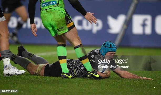 Ospreys player Justin Tipuric scores the third try during the European Rugby Champions Cup match between Ospreys and Northampton Saints at Liberty...