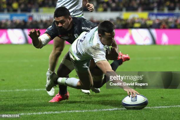 Alex Lozowski of Saracens stretches to score their second try during the European Rugby Champions Cup match between ASM Clermont Auvergne and...