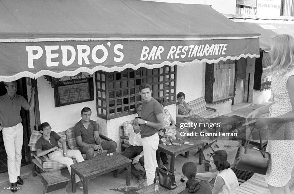 1964, Torremolinos, Malaga, Costa del Sol (Spain) One of the first points of reunion of the tourists: the bar "Pedro' s"