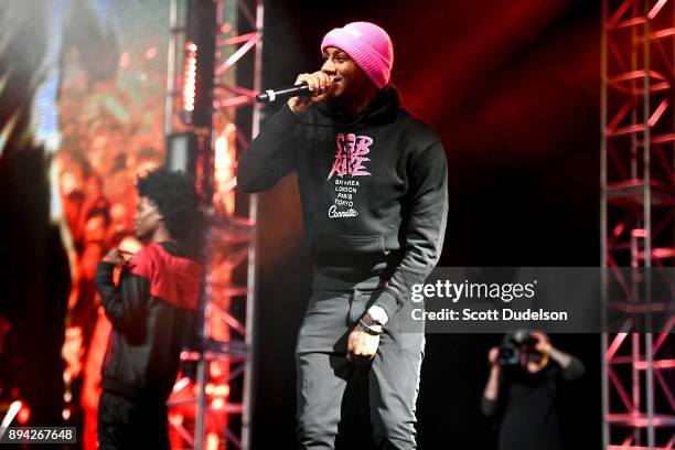 Sob Rapper 41 Singer Slimmy Stock Photos, High-Res Pictures, and Images - Getty Images