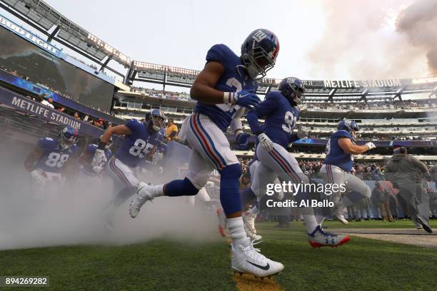 Shane Vereen and Avery Moss of the New York Giants take the field with their teammates prior to the game against the Philadelphia Eagles at MetLife...