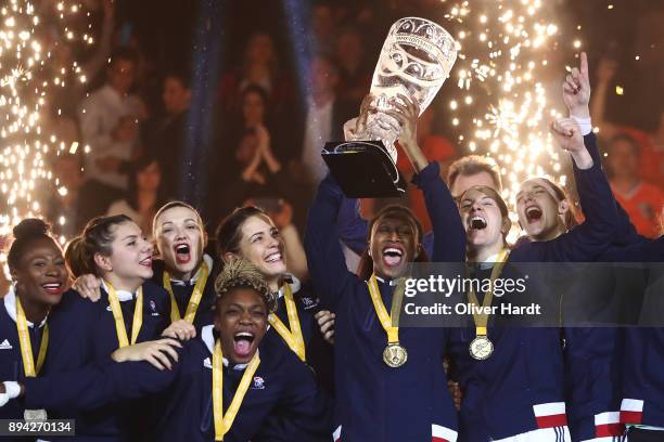 Siraba Dembele and the team of France celebrate with the trophy after the IHF Women's Handball World Championship final match between France and...