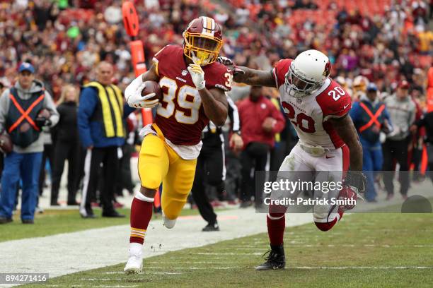 Running Back Kapri Bibbs of the Washington Redskins rushes for a touchdown in the second quarter against the Arizona Cardinals at FedEx Field on...