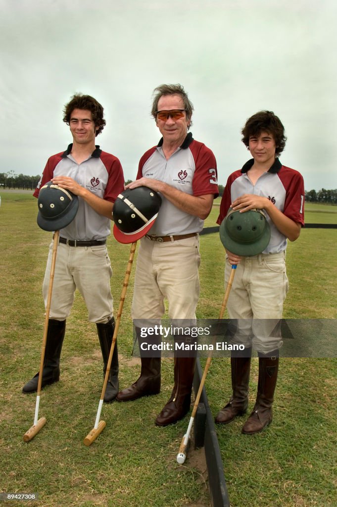 Actor Tommy Lee Jones at his polo field in Santa Maria en Lobos, Buenos Aires province. November 2006. In this picture with Costi Caset(right) and Valentin Caset (left).