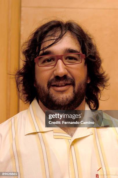 The journalist Willy Liberado in the presentation of his book 'Tocando las Bowlins'.